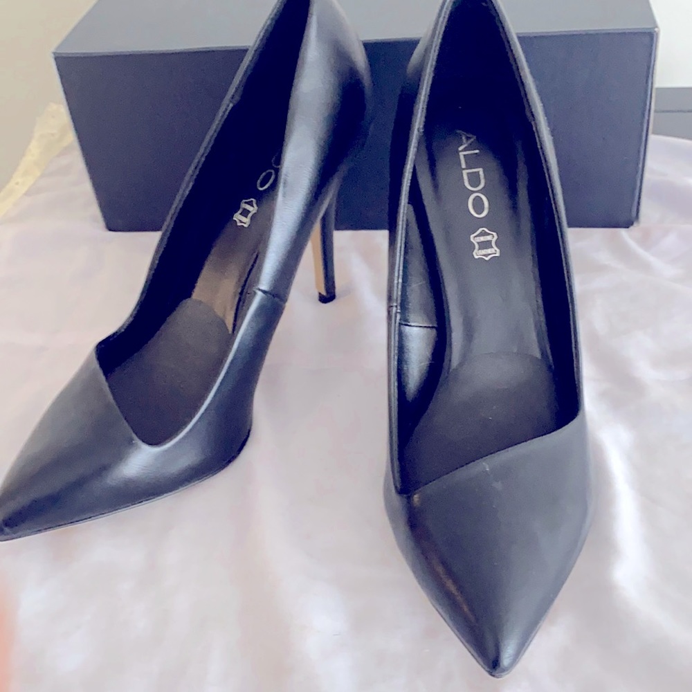 Ladies heeled shoes